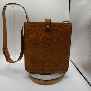 621 Patricia Nash sm shoulder tooled leather bag excellent pre owned bag snap cl
